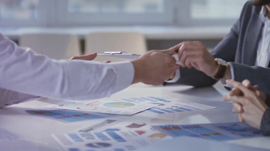 ⁣Business Agreement & Data Analysis – Free Cinematic B-Roll